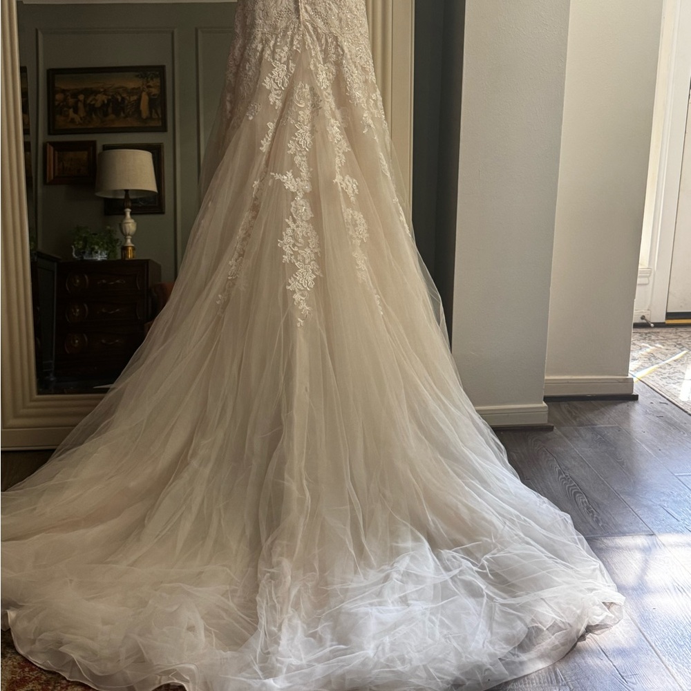Essence of Australia Wedding Dress - Picture 3 of 16